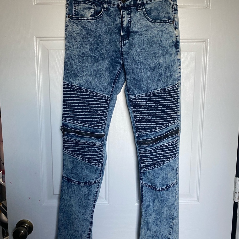 Blue Skinny Jeans with Distressed Texture and Knee Detailing